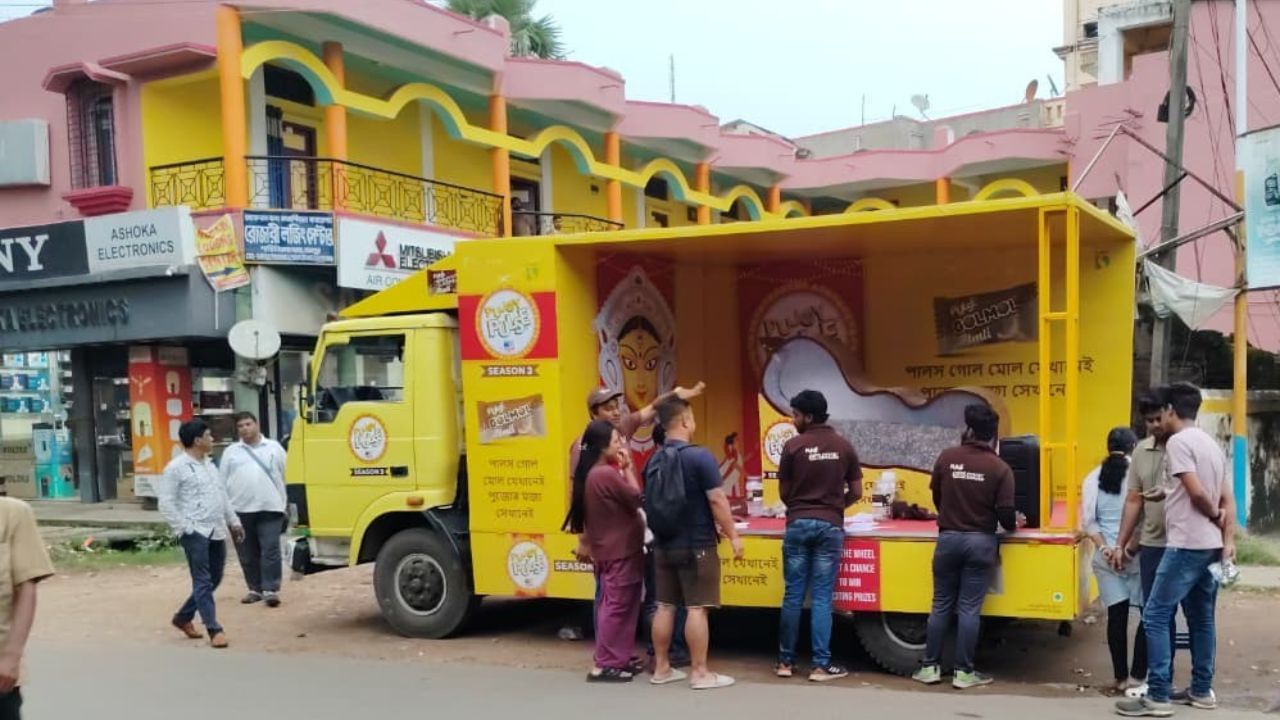 চলতি বছরে পালস এনেছে একটু ভিন্ন স্বাদ। আগের তুলনায় বদলে ফেলেছে নিজেদের। নতুন বছরের পালসের নতুন ক্যান্ডি 'গোলমোল'। যা টক-মিষ্টি তেঁতুলের স্বাদে মানুষকে ফিরিয়ে দিয়েছে তাদের 'ছোটবেলা'।