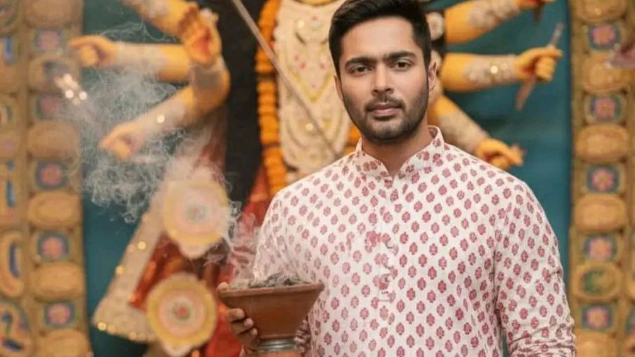 Abhishek Banerjee: বাড়িতে-বাড়িতে পৌঁছে যাচ্ছে অভিষেকের পুজোর উপহার, কারা পাচ্ছেন? কী বা থাকছে? Abhishek Banerjee: বাড়িতে-বাড়িতে পৌঁছে যাচ্ছে অভিষেকের পুজোর উপহার, কারা পাচ্ছেন? কী বা থাকছে?