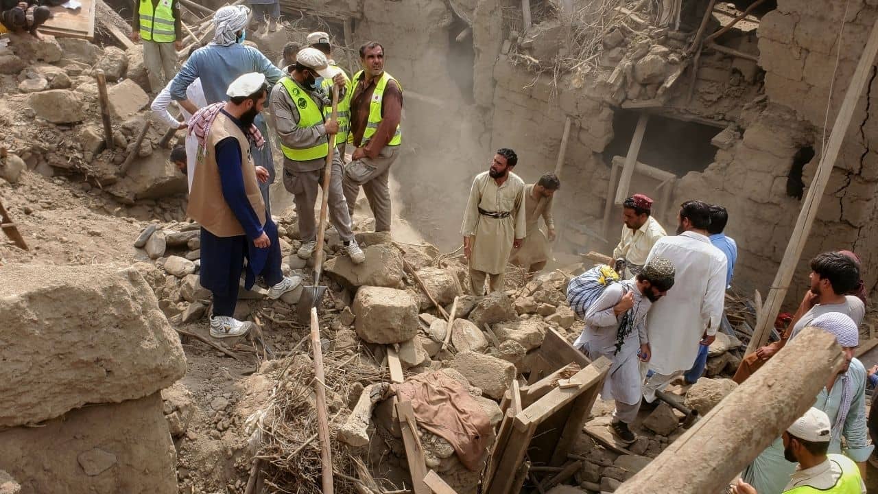 Afghanistan Women: অর্ধমৃত মহিলাও অস্পৃশ্য! ধ্বংসস্তূপে চাপা পড়া মহিলাদের দেখেও ছুঁল না উদ্ধারকারী দল