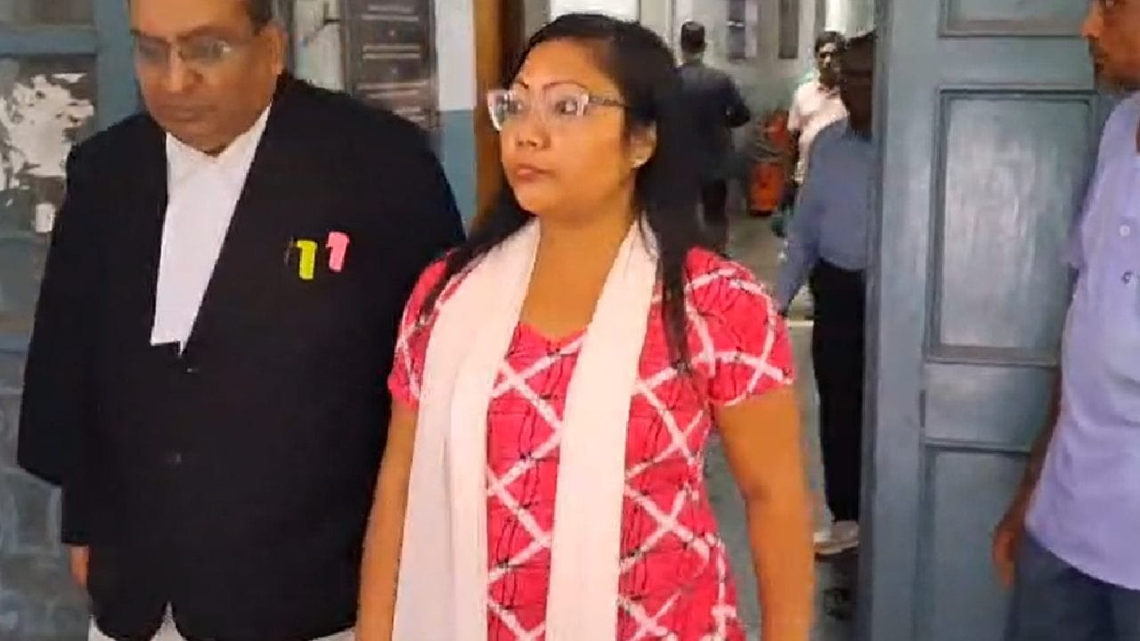 Recruitment Scam: মেয়েকে অঙ্কিতাকে নিয়ে আদালতে আত্মসমর্পণ করে জামিনের আবেদন তৃণমূল বিধায়ক পরেশ অধিকারীর Recruitment Scam: মেয়েকে অঙ্কিতাকে নিয়ে আদালতে আত্মসমর্পণ করে জামিনের আবেদন তৃণমূল বিধায়ক পরেশ অধিকারীর