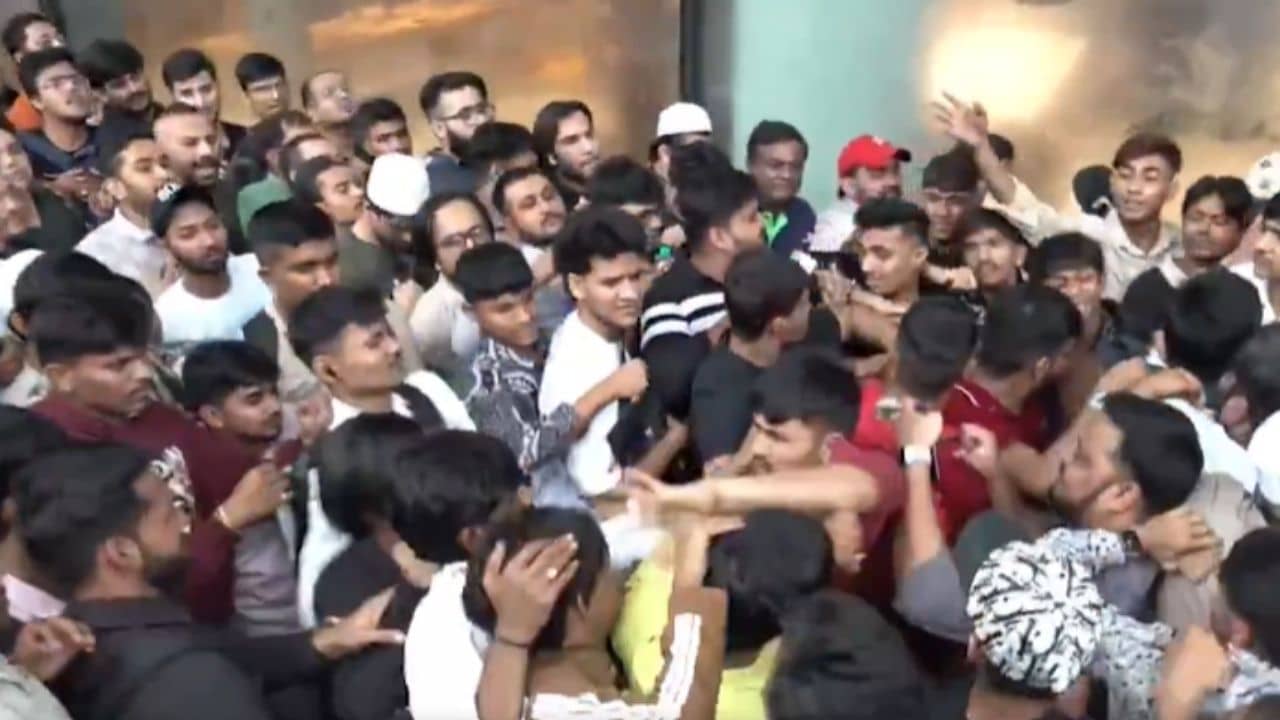 Apple Store Viral Video: চড়,কিল-ঘুষি কিছুই বাকি রইল না! IPhone 17 আগে হাতে পাবে কে? শোরুমের বাইরেই লেগে গেল মারপিট