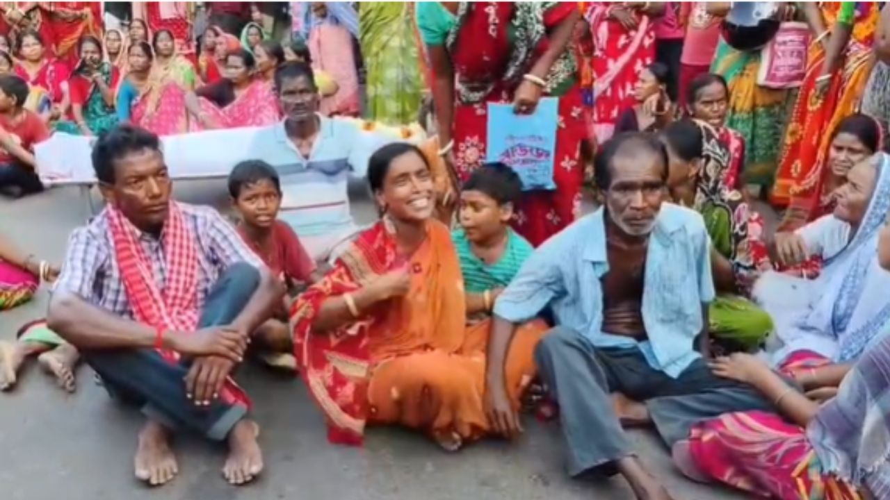 Arambag: প্যান্ডেল বাঁধার কাজে গিয়ে রহস্যজনকভাবে মৃত্যু, খুনের অভিযোগ তুলে রাস্তায় পরিবার Arambag: প্যান্ডেল বাঁধার কাজে গিয়ে রহস্যজনকভাবে মৃত্যু, খুনের অভিযোগ তুলে রাস্তায় পরিবার