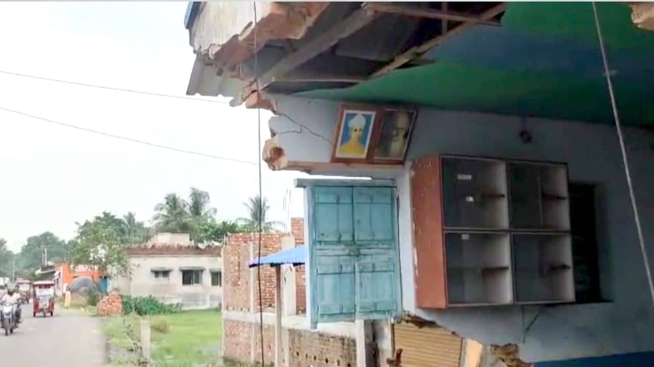 Arambagh: ঝুলছে জানলা, ভেঙে পড়ছে ছাদ! তাও দেওয়ালে কোনওমতে টিকে রয়েছেন রাধাকৃষ্ণন-রবীন্দ্রনাথ