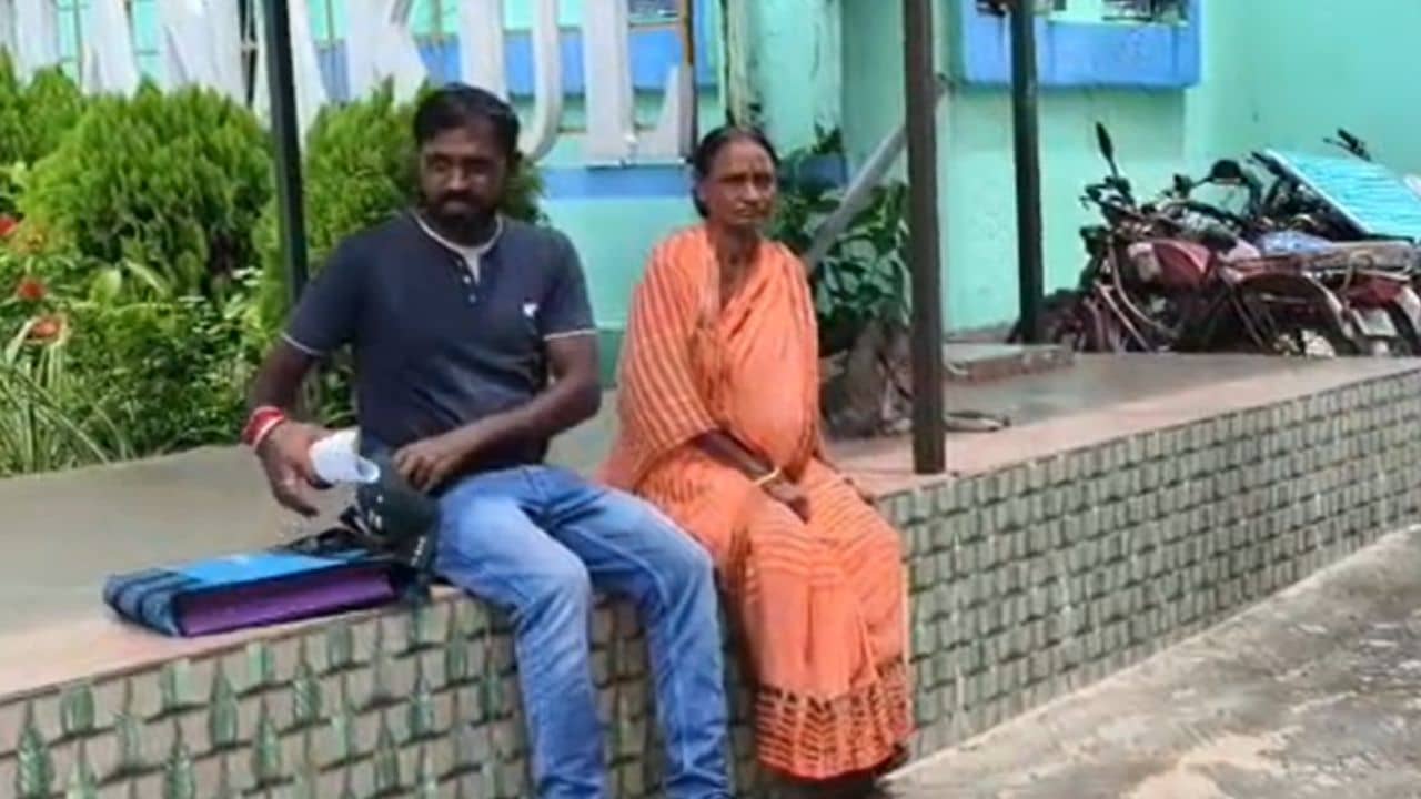 Arambagh: বাড়ির সামনে বেআইনি নির্মাণের প্রতিবাদ, তৃণমূল নেতার নিদানে একঘরে পরিবার