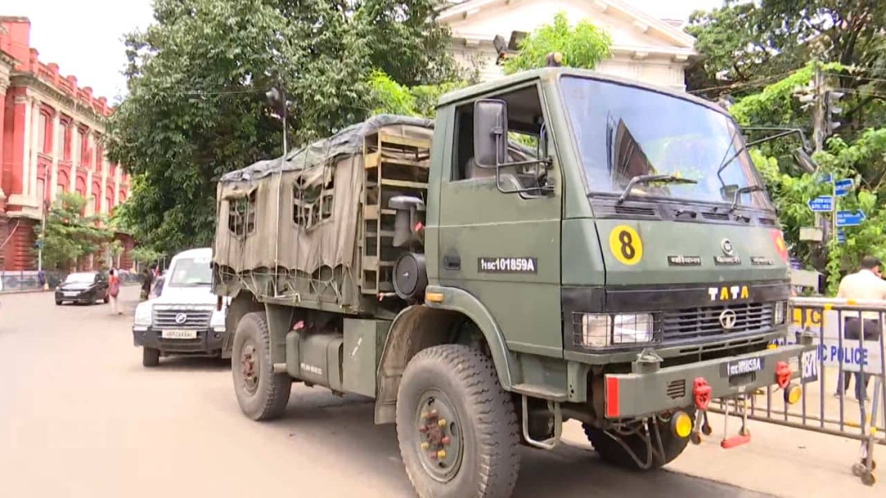 Kolkata Police: মঞ্চ সংঘাতের পর এবার রাজপথে সেনার ট্রাক আটকাল কলকাতা পুলিশ