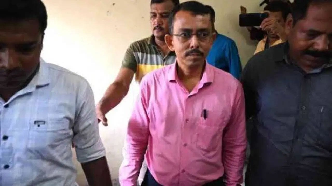 Arnab Dam: প্রথম হয়েও মিলছে না স্কলারশিপ, জেলবন্দি হওয়াই 'কাল' হল অর্ণব দামের জীবনে? Arnab Dam: প্রথম হয়েও মিলছে না স্কলারশিপ, জেলবন্দি হওয়াই 'কাল' হল অর্ণব দামের জীবনে?