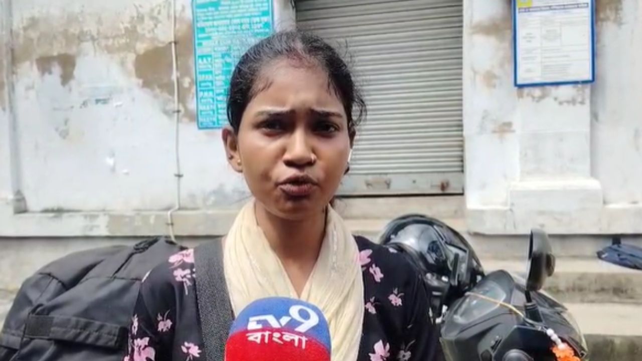 Mahishadal: ঘরে ৩ বছরের সন্তান, পার্সেল কাঁধে ১৪ ঘণ্টা ছুটে চলেন মহিষাদলের অন্য দুর্গা অর্পিতা Mahishadal: ঘরে ৩ বছরের সন্তান, পার্সেল কাঁধে ১৪ ঘণ্টা ছুটে চলেন মহিষাদলের অন্য দুর্গা অর্পিতা