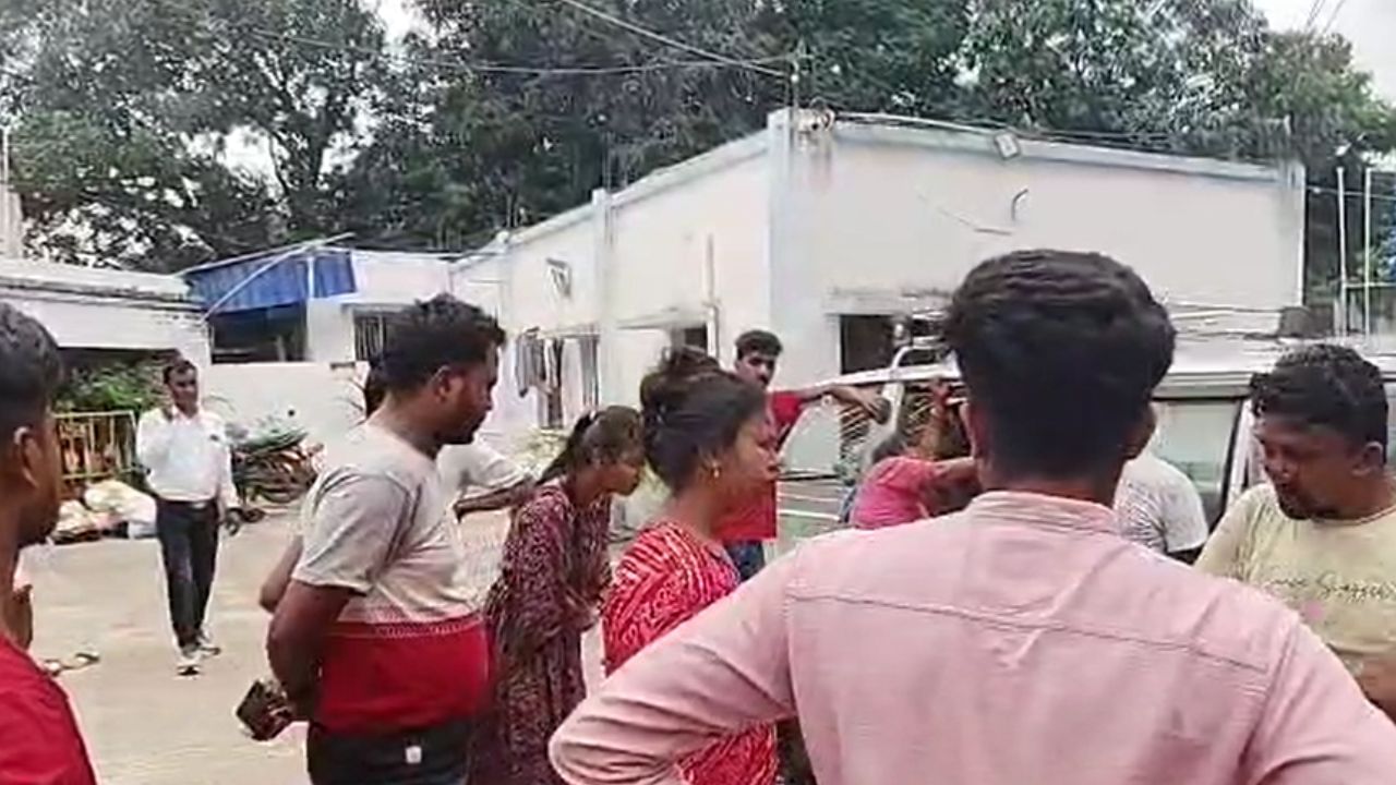 Asansol: শরীরে একাধিক ক্ষত, শ্বশুরবাড়ি থেকে মেয়ের দেহ উদ্ধার হতেই বেপরোয়া ভাঙচুর পরিবারের Asansol: শরীরে একাধিক ক্ষত, শ্বশুরবাড়ি থেকে মেয়ের দেহ উদ্ধার হতেই বেপরোয়া ভাঙচুর পরিবারের