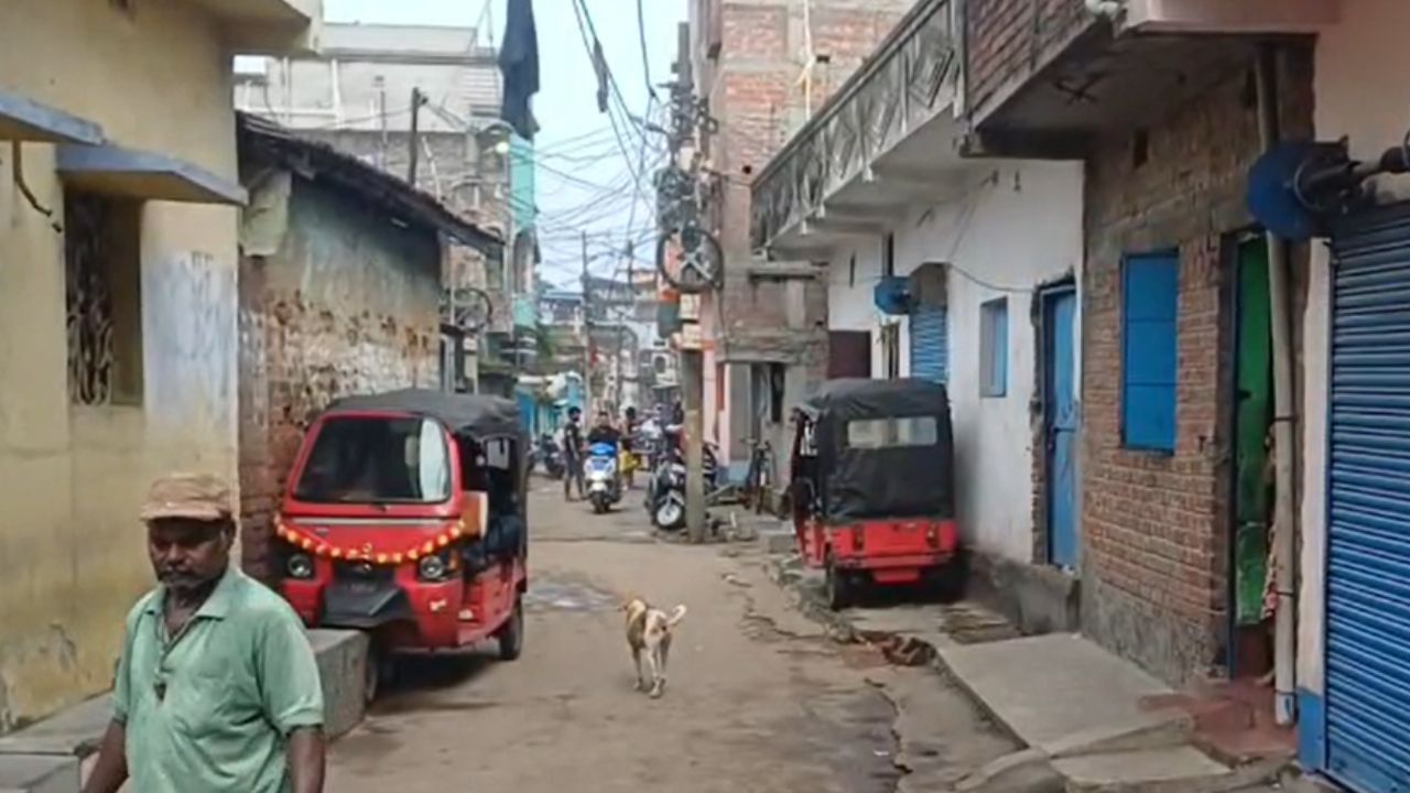 Asansol: শাসনের নামে ৫ বছরের শিশুর গলা টিপে ধরে! বাজি ফাটানো ঘিরে দুই পরিবারের সংঘর্ষ Asansol: শাসনের নামে ৫ বছরের শিশুর গলা টিপে ধরে! বাজি ফাটানো ঘিরে দুই পরিবারের সংঘর্ষ