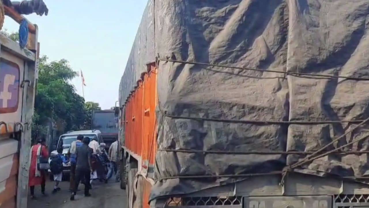 Asansol: তোলা না পেয়ে বেধড়ক মার, লরি চালকের ফাটানো হল মাথা