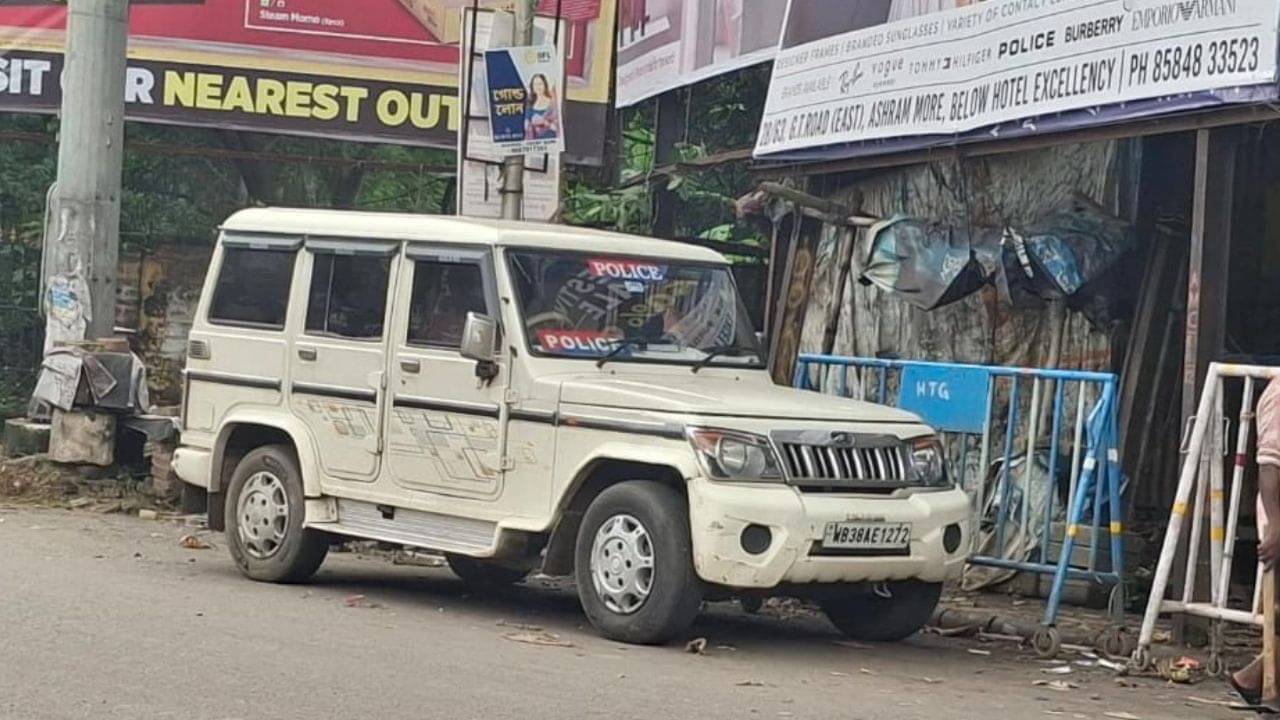 Asansol: গাড়িতে লেখা পুলিশ, মাথায় নীল সাদা আলো! RTO-র ভাষায় রং ভেহিক্যাল