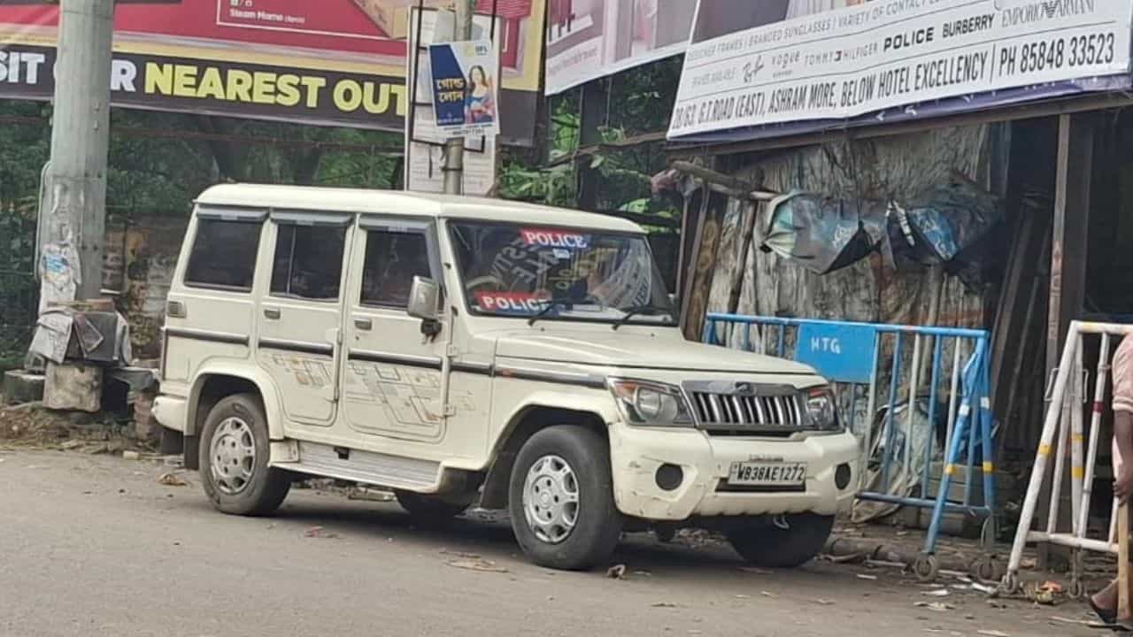 Asansol: গাড়িতে লেখা পুলিশ, মাথায় নীল সাদা আলো! RTO-র ভাষায় 'রং ভেহিক্যাল' Asansol: গাড়িতে লেখা পুলিশ, মাথায় নীল সাদা আলো! RTO-র ভাষায় 'রং ভেহিক্যাল'