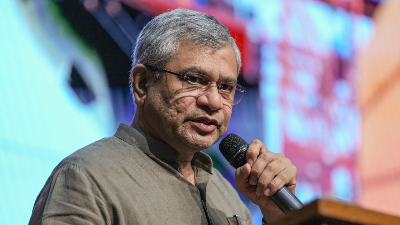 Google, Microsoft নয়, কেন্দ্রীয় মন্ত্রী অশ্বিনী বৈষ্ণব শুরু করলেন ভারতীয় অ্যাপ Zoho ব্যবহার