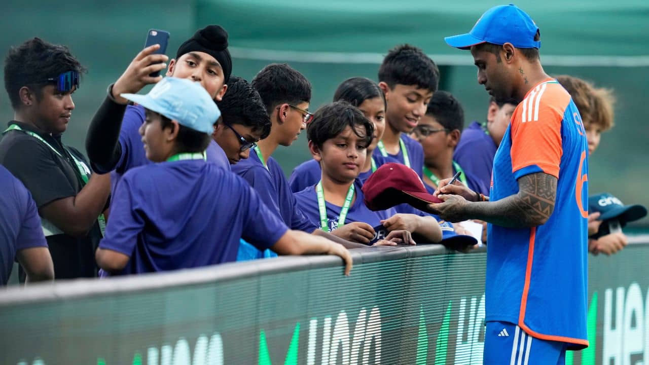 Suryakumar Yadav: ফোন অফ, ঘুম; সমালোচনা নিয়ে মজার জবাব সূর্যকুমার যাদবের