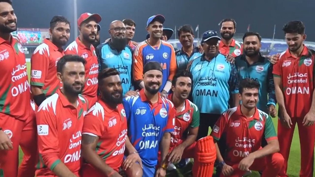 Suryakumar Yadav: ওমান প্লেয়ারদের সঙ্গে সুন্দর সময় সূর্যর, পাকিস্তানকে বুঝিয়ে দিলেন স্পোর্টসম্যান স্পিরিট Suryakumar Yadav: ওমান প্লেয়ারদের সঙ্গে সুন্দর সময় সূর্যর, পাকিস্তানকে বুঝিয়ে দিলেন স্পোর্টসম্যান স্পিরিট