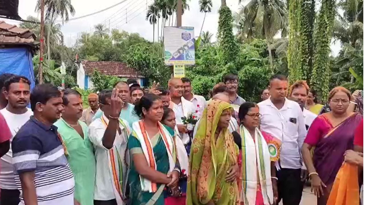 Nandigram: শুভেন্দু 'গড়'-এ ফের তৃণমূলের হার, ২ ফুলের আঁতাতের অভিযোগ বামেদের Nandigram: শুভেন্দু 'গড়'-এ ফের তৃণমূলের হার, ২ ফুলের আঁতাতের অভিযোগ বামেদের