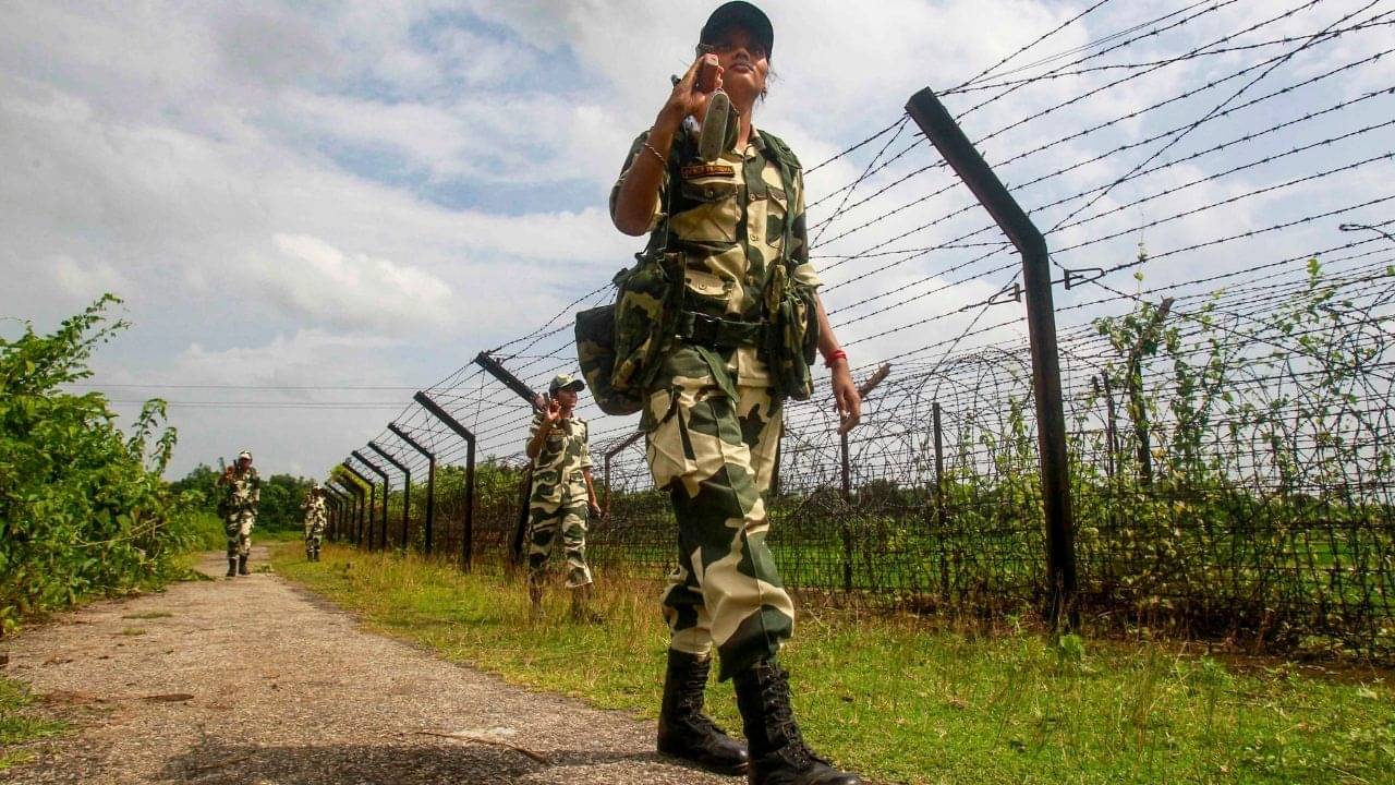BSF Jawans News: অন্ধকারের সুযোগে ভারতে ঢুকছিল ওরা, বাংলাদেশিদের বুঝিয়ে দিল BSF