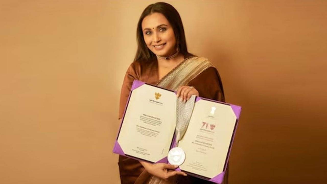 জাতীয় পুরস্কার কাকে উৎসর্গ করলেন রানি?