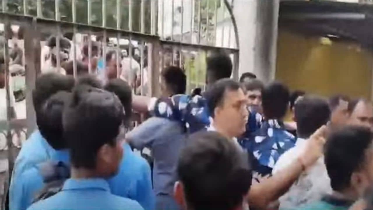 Bagda: ছাত্রীদের মারে মাথা ফাটল সহ প্রধান শিক্ষকের, কারণ ভয়ঙ্কর