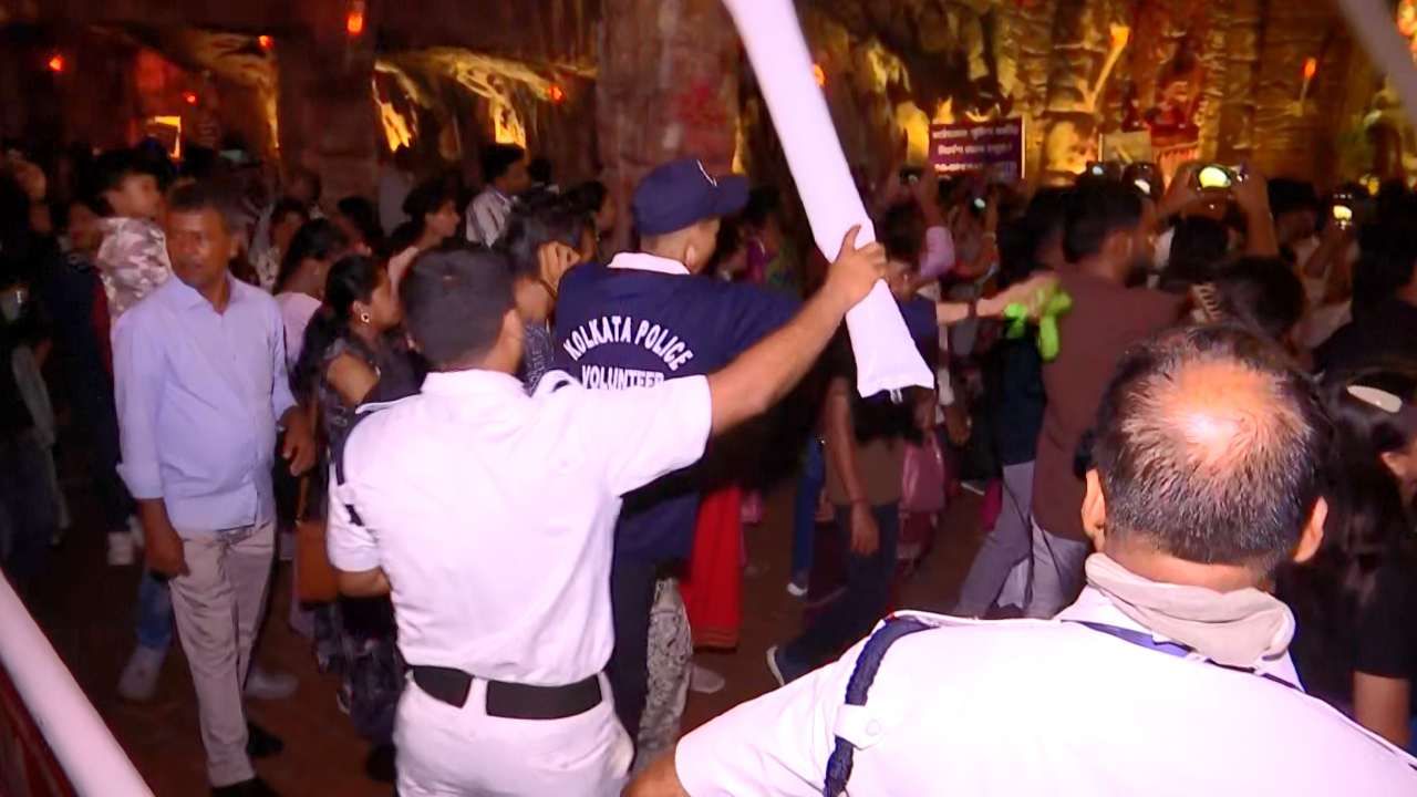 Santosh Mitra Square Puja: মারবে কিন্তু লাগবে না! সন্তোষ মিত্র স্কোয়ারের ভিড় সামলাতে পুলিশের হাতে নতুন লাঠি Santosh Mitra Square Puja: মারবে কিন্তু লাগবে না! সন্তোষ মিত্র স্কোয়ারের ভিড় সামলাতে পুলিশের হাতে নতুন লাঠি