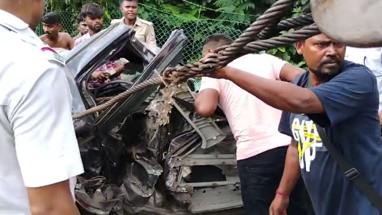 Road Accident: ঠাকুর দেখতে বেরিয়ে ভয়ঙ্কর ঘটনা, বালিতে দুর্ঘটনার কবলে চারচাকা Road Accident: ঠাকুর দেখতে বেরিয়ে ভয়ঙ্কর ঘটনা, বালিতে দুর্ঘটনার কবলে চারচাকা