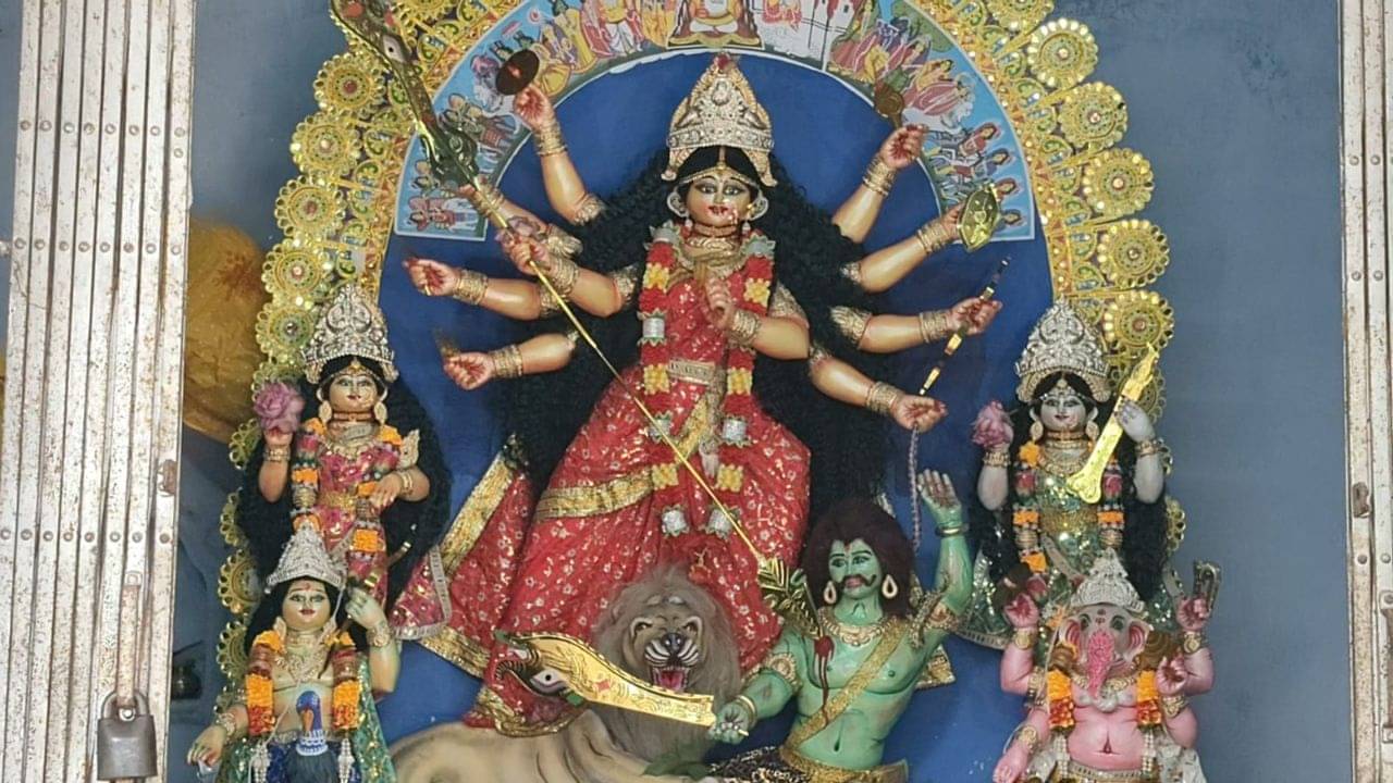 Balurghat: স্বপ্নাদেশে শুরু পুজো, প্রতিমা তৈরির পর রাতারাতি বদলে গিয়েছিল গণেশ-কার্তিকের আসন! ১৮৫ বছর ধরে এই পুজো হয় ব্যতিক্রমী নিয়মেই