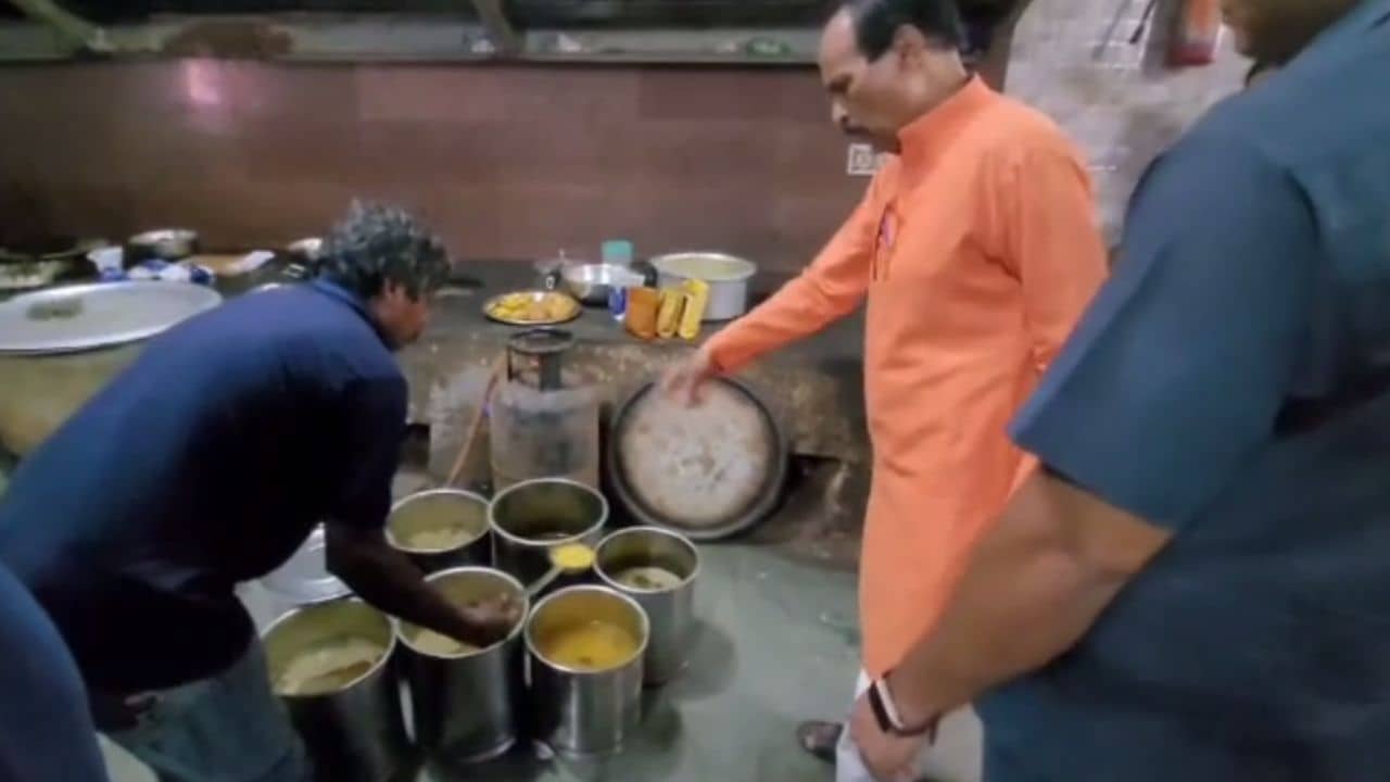 Bankura: হঠাৎ হাসপাতালের রান্নাঘরে ঢুকে পড়লেন BJP বিধায়ক, তারপরই...