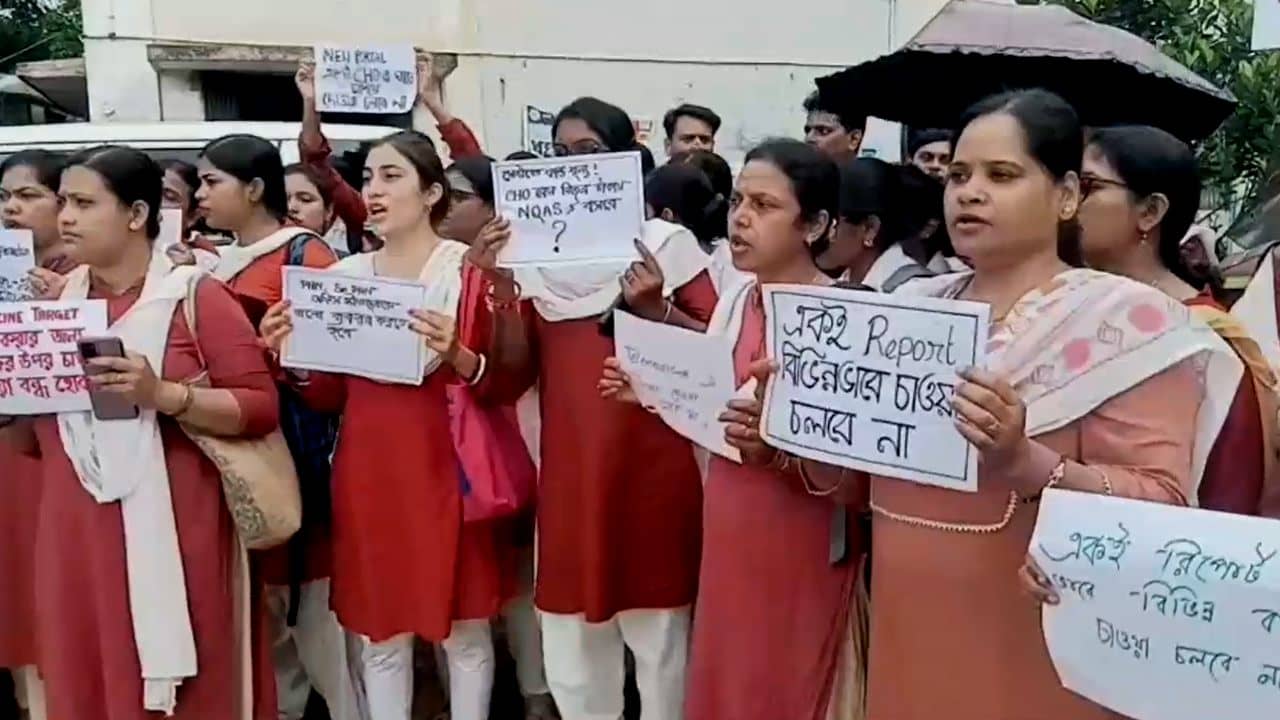 Bankura: মাত্রাতিরিক্ত কাজের চাপ, কাজ না করলেই মিলছে ‘থ্রেট’! বিক্ষোভে ফেটে পড়লেন কমিউনিটি হেলথ অফিসাররা