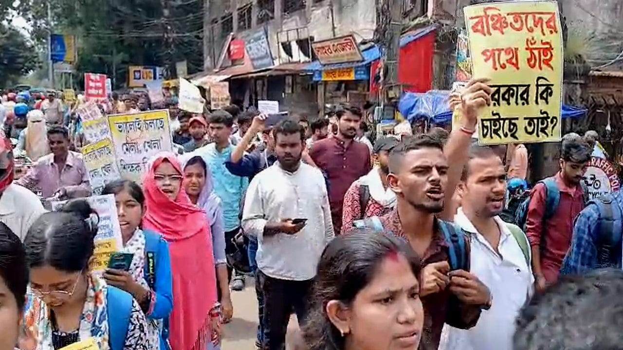 TET Protest: ‘নেপাল থেকে শিক্ষা নাও’, বাঁকুড়ায় ফের আছড়ে পড়ল ২০২২ সালের টেট উত্তীর্ণদের বিক্ষোভ TET Protest: ‘নেপাল থেকে শিক্ষা নাও’, বাঁকুড়ায় ফের আছড়ে পড়ল ২০২২ সালের টেট উত্তীর্ণদের বিক্ষোভ