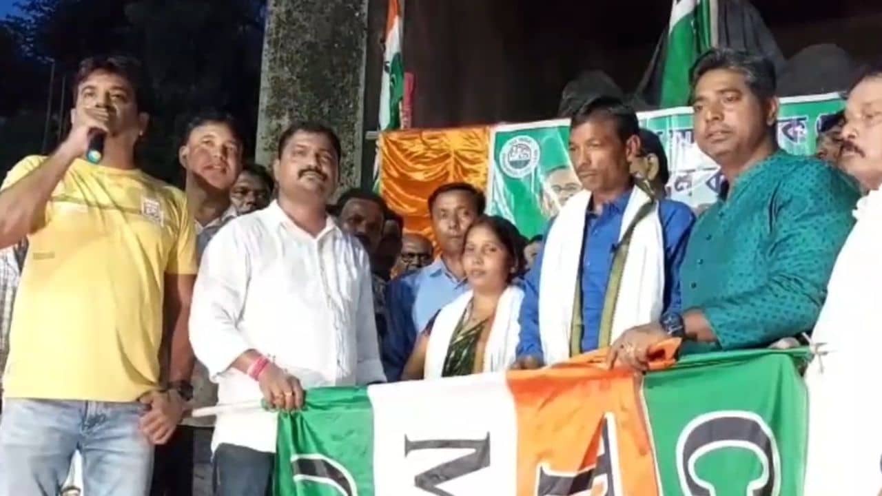Bankura: বিজেপি থেকে পঞ্চায়েত সদস্যাকে দলে টেনে পঞ্চায়েত ছিনিয়ে নিল TMC
