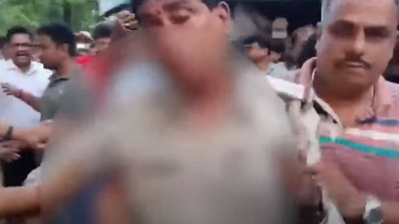 Barasat: আইনজীবীদের মারে মুখ ফেটে রক্তাক্ত পুলিশ! ভয়ঙ্কর অভিযোগ বারাসত আদালতের বাইরে