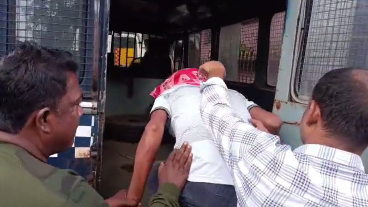 Behala: বেহালায় এ কী কাণ্ড! খোঁজ মিলল বাংলাদেশির Behala: বেহালায় এ কী কাণ্ড! খোঁজ মিলল বাংলাদেশির