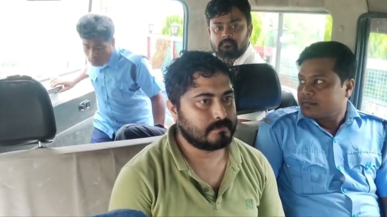 Money Recovered: খাট, ঠাকুরঘরের বাক্স থরে থরে ছিল সাজানো, পুজোর মুখে বাংলায় ফের উদ্ধার কোটি টাকা Money Recovered: খাট, ঠাকুরঘরের বাক্স থরে থরে ছিল সাজানো, পুজোর মুখে বাংলায় ফের উদ্ধার কোটি টাকা