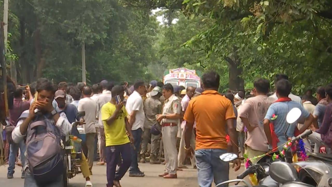 Birbhum: ছাত্রীকে কুচি-কুচি করে কেটে খুনের অভিযোগ, রামপুরহাটে স্কুলের সামনে প্রবল বিক্ষোভ অভিভাবকদের