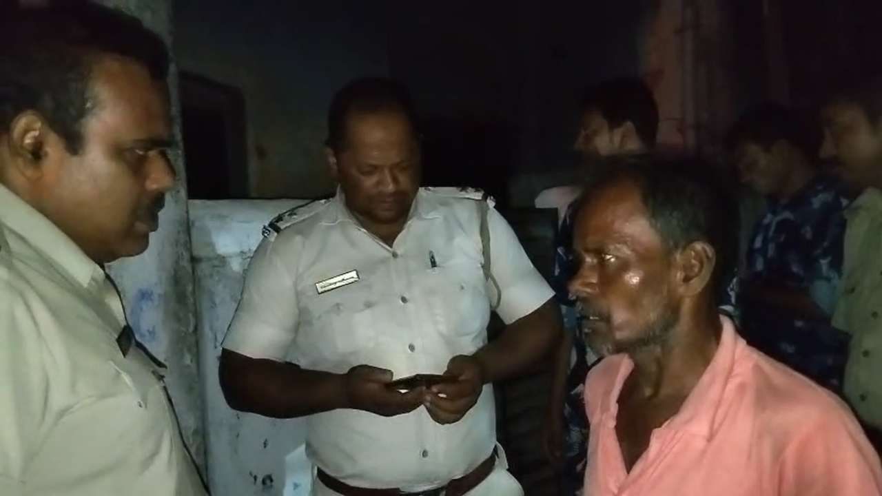 Birbhum: বন্ধ ঘর থেকে মা-ছেলের গলার নলি কাটা মৃতদেহ উদ্ধার, মৃত্যুর কারণ ঘিরে ধোঁয়াশা Birbhum: বন্ধ ঘর থেকে মা-ছেলের গলার নলি কাটা মৃতদেহ উদ্ধার, মৃত্যুর কারণ ঘিরে ধোঁয়াশা