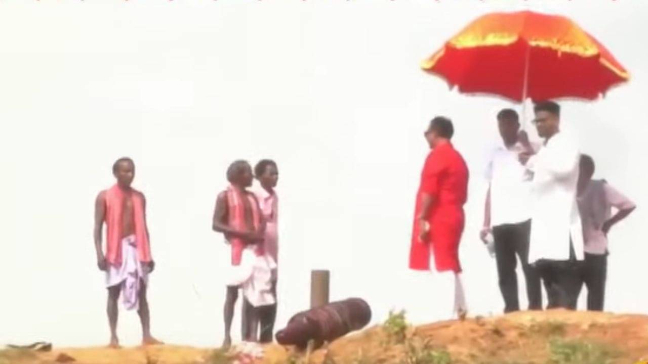 Durga Puja 2025: রাজত্ব নেই, রয়েছে আভিজাত্য! তোপের গর্জনেই আজও পুজো শুরু হয় এখানে