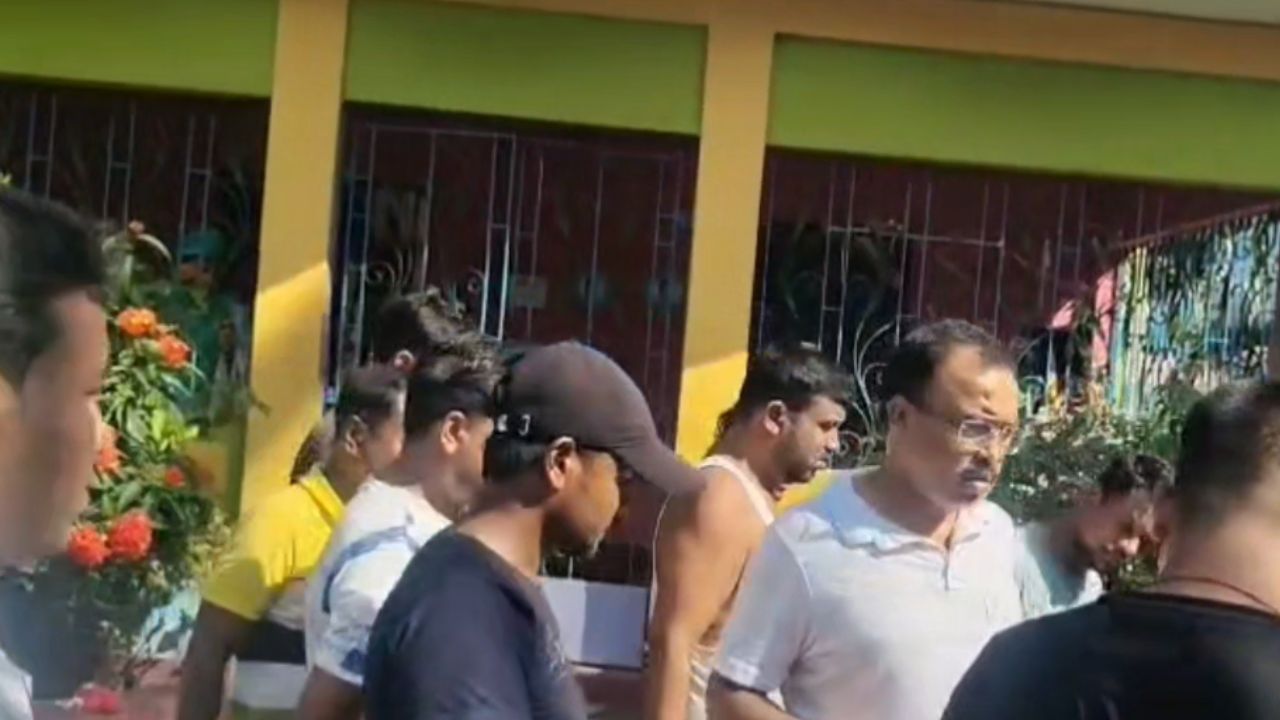 Dinhata: বিকট শব্দে কেঁপে ওঠে এলাকা, দিনহাটায় তৃণমূল নেতার বাড়িতে বোমা বিস্ফোরণ