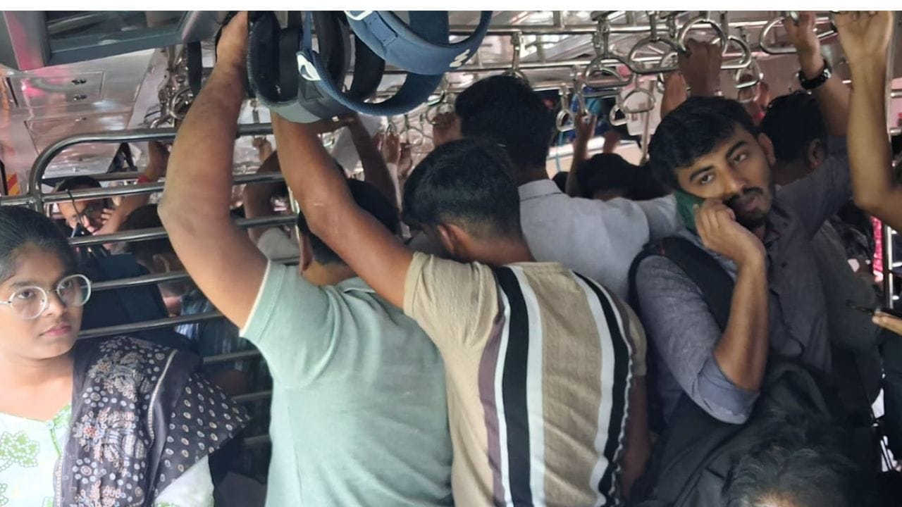 Bongaon AC Local: এর থেকে তো জেনারেল ট্রেনই ভাল ছিল..., বনগাঁ AC লোকালের চালু হতেই 'দমবন্ধ' পরিস্থিতিতে যাত্রীরা