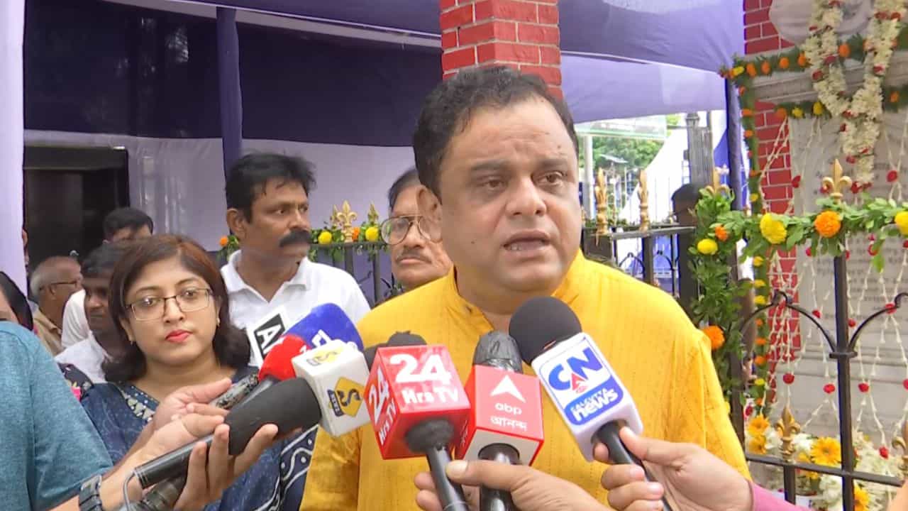 Bratya Basu: ওয়েবকুপার কমিটি ভেঙেছে তৃণমূল, জানেনই না সভাপতি ব্রাত্য, বললেন... Bratya Basu: ওয়েবকুপার কমিটি ভেঙেছে তৃণমূল, জানেনই না সভাপতি ব্রাত্য, বললেন...