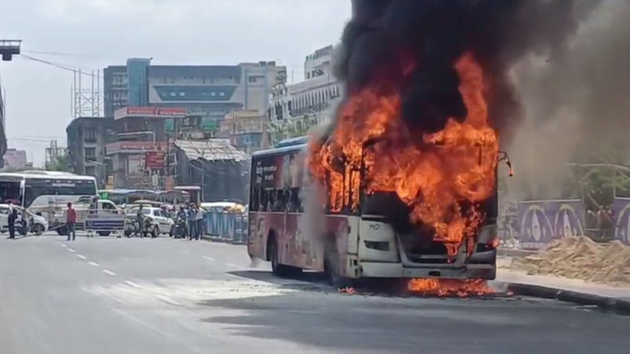 Baguiati Bus burn: ভরদুপুরে আচমকা বাগুইআটিতে সরকারি AC বাসে আগুন, কালো ধোঁয়ায় ঢাকল চারপাশ Baguiati Bus burn: ভরদুপুরে আচমকা বাগুইআটিতে সরকারি AC বাসে আগুন, কালো ধোঁয়ায় ঢাকল চারপাশ