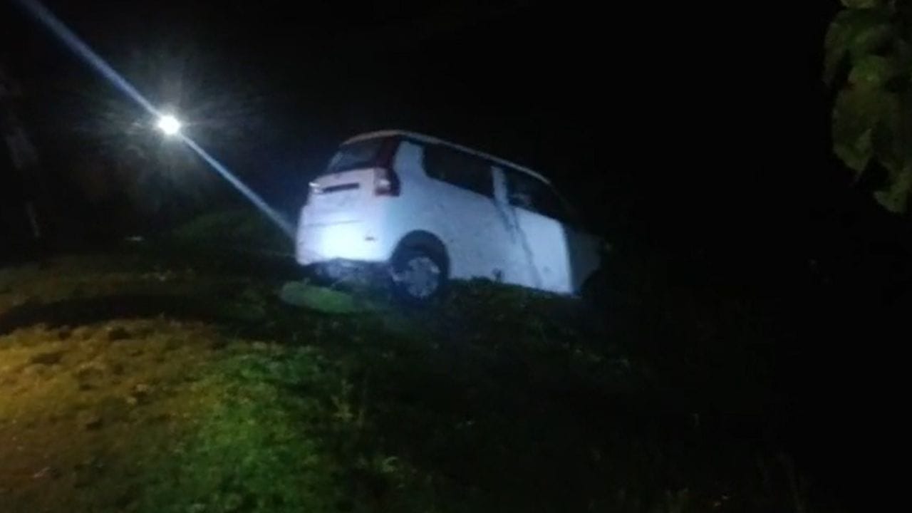 Cooch Behar: জলাশয়ে গিয়ে পড়ে গাড়ি, কোচবিহারে ভয়ঙ্কর দুর্ঘটনায় মৃত ৪ Cooch Behar: জলাশয়ে গিয়ে পড়ে গাড়ি, কোচবিহারে ভয়ঙ্কর দুর্ঘটনায় মৃত ৪