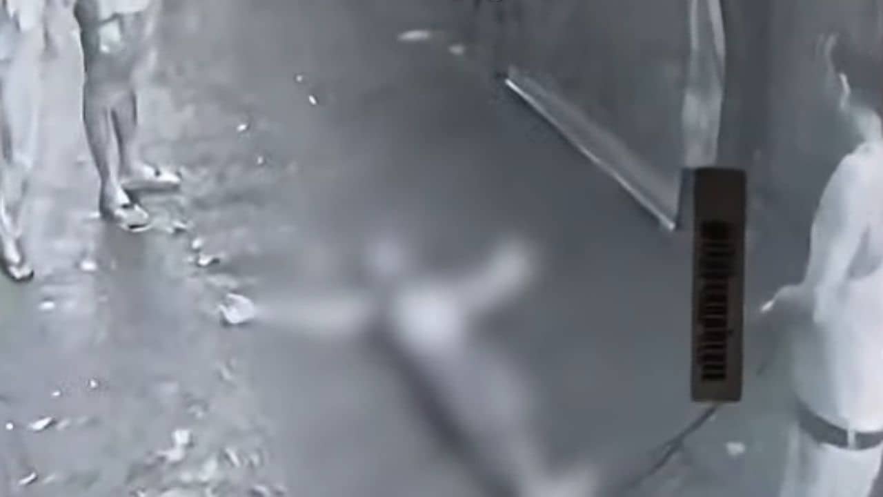 Canning: লুটিয়ে পড়েছে শরীর! পা বেঁধে টেনেহিঁচড়ে নিয়ে যাওয়া হচ্ছে যুবককে, ক্যানিংয়ে শোরগোল