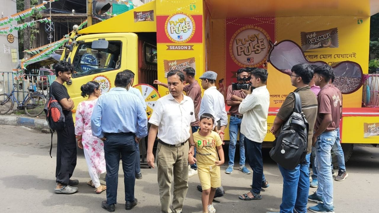 পুজোর উন্মাদনা শুরু হয়ে গিয়েছে। চলছে জোর কদমে কেনাকাটা, প্যান্ডেলে শেষ মুহূর্তের প্রস্তুতি। আর কেনাকাটার ফাঁকে খাওয়াদাওয়া।