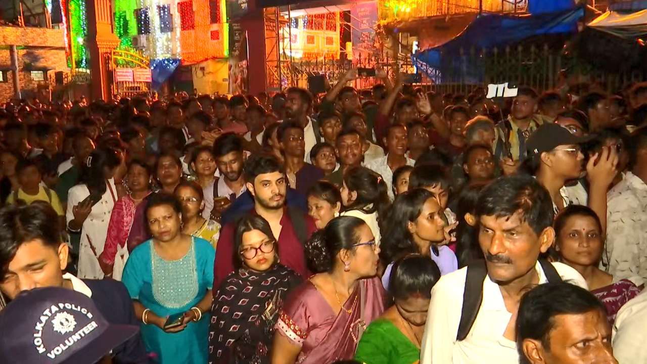 Durga Puja 2025: চতুর্থীর সন্ধ্যাতেই জনজোয়ার, ‘আর বৃষ্টি চাই না’, একটাই কথা দর্শনার্থীদের Durga Puja 2025: চতুর্থীর সন্ধ্যাতেই জনজোয়ার, ‘আর বৃষ্টি চাই না’, একটাই কথা দর্শনার্থীদের