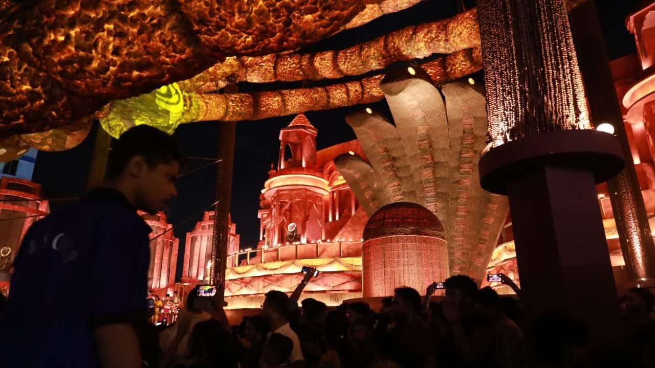 Chetla Agrani Durga Puja: এক কোটি রুদ্রাক্ষ দিয়ে তৈরি হয়েছে মণ্ডপ! এবার পুজোয় ‘অমৃতকুম্ভের সন্ধানে’ চেতলা অগ্রণী Chetla Agrani Durga Puja: এক কোটি রুদ্রাক্ষ দিয়ে তৈরি হয়েছে মণ্ডপ! এবার পুজোয় ‘অমৃতকুম্ভের সন্ধানে’ চেতলা অগ্রণী