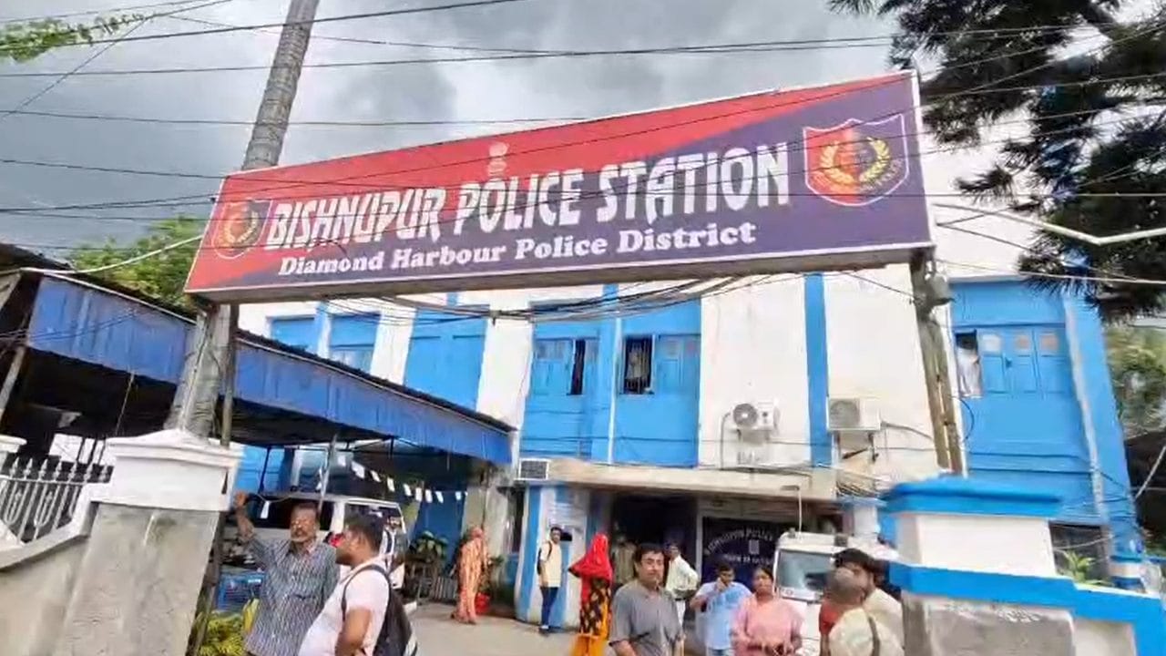 Civic volunteer: মধ্যরাতে ভয়ঙ্কর পথ দুর্ঘটনা, প্রাণ গেল সিভিকের Civic volunteer: মধ্যরাতে ভয়ঙ্কর পথ দুর্ঘটনা, প্রাণ গেল সিভিকের