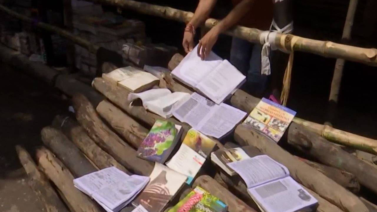 College street: আমফানের সময় যেমন নষ্ট হয়েছে তেমন..., বাঁশের উপর শুকচ্ছে বই, কোটি টাকার লোকসান বইপাড়ায়