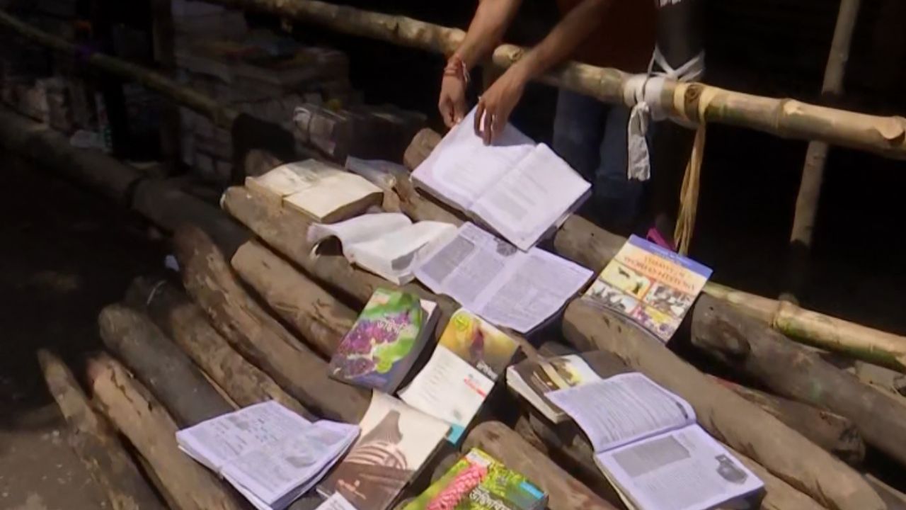 College street: 'আমফানের সময় যেমন নষ্ট হয়েছে তেমন...', বাঁশের উপর শুকচ্ছে বই, কোটি টাকার লোকসান বইপাড়ায় College street: 'আমফানের সময় যেমন নষ্ট হয়েছে তেমন...', বাঁশের উপর শুকচ্ছে বই, কোটি টাকার লোকসান বইপাড়ায়