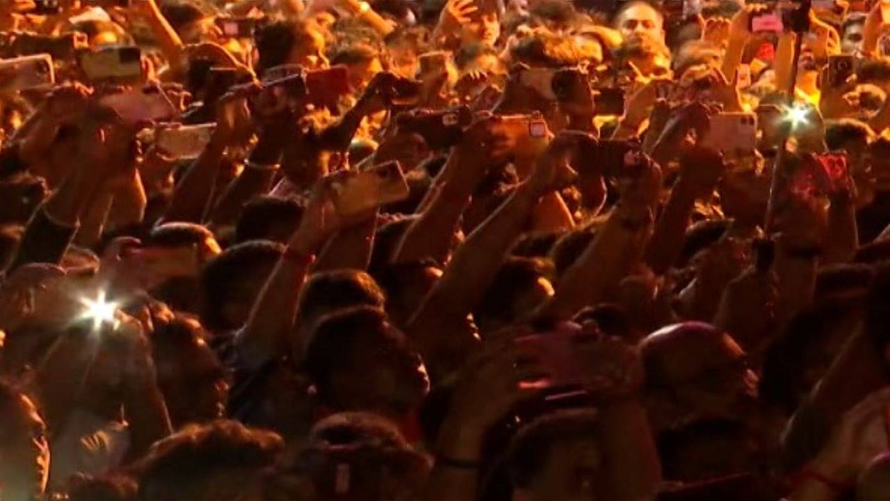 Durga Puja 2025, Maha Sasthi: ষষ্ঠীর সন্ধেয় কলকাতায় জনজোয়ার, উমার বোধন হতেই মণ্ডপে মণ্ডপে পাল্লা দিয়ে বাড়ছে ভিড়