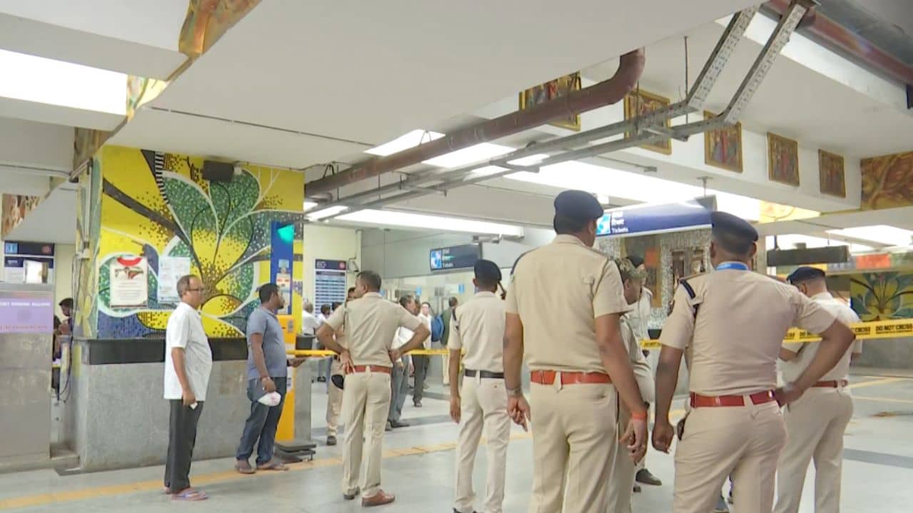 Dakshineswar Metro Station: কেন সহপাঠীকে কুপিয়ে খুন? দক্ষিণেশ্বর মেট্রো স্টেশনে ভরদুপুরে ছাত্রখুনে চাঞ্চল্যকর তথ্য, উঠছে হাজারও প্রশ্ন